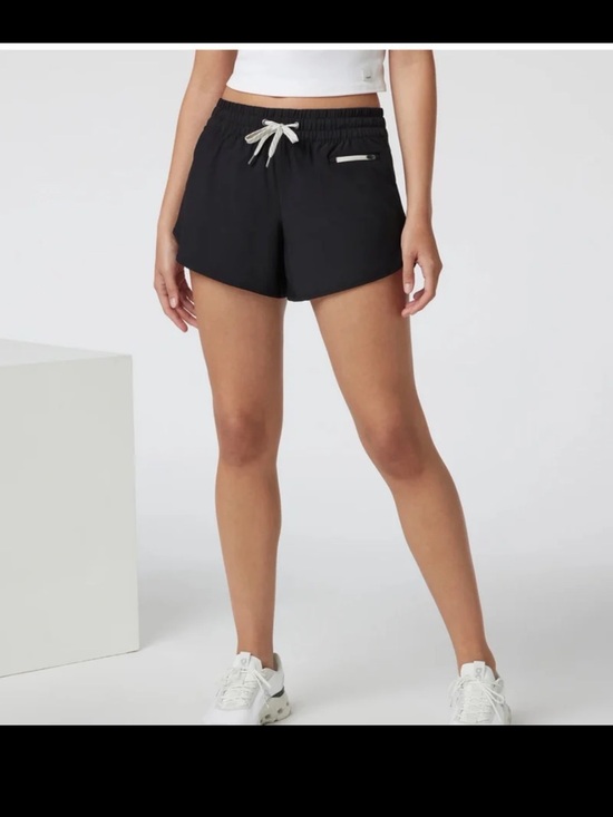 Vuori Pants - Vuori Clementine 2.0 Short 4" in Black 
size Medium